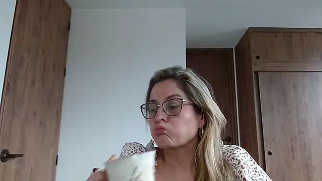 linda-mature43 online show from October 24, 6:59 pm