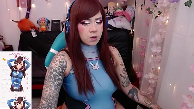 jadedelux  online show from April 14, 7:14 pm