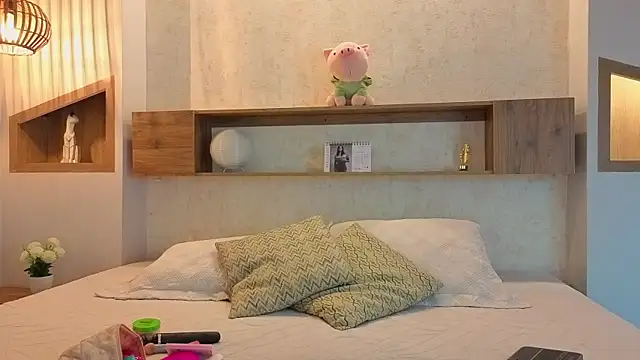 Emilly Beaumont online show from April 8, 1:13 pm