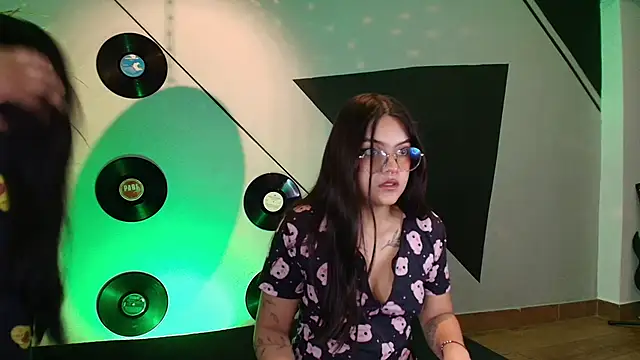 Lilith and Khloe online show from November 12, 11:30 am