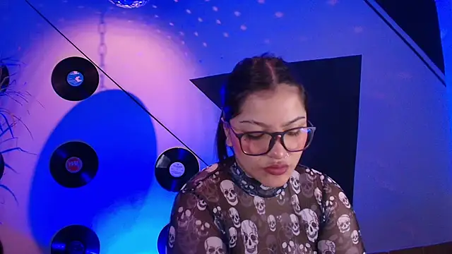 Lilith and Khloe online show from November 15, 11:33 am