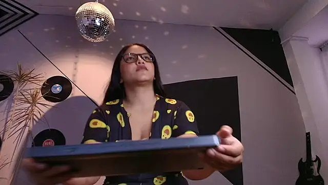 Lilith and Khloe online show from November 4, 11:37 am