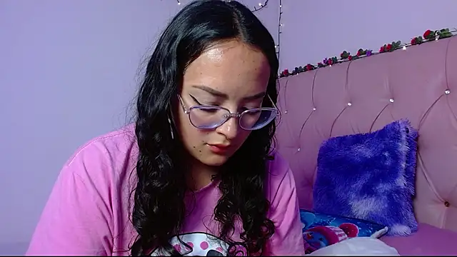 manumeow1 online show from December 3, 10:45 pm