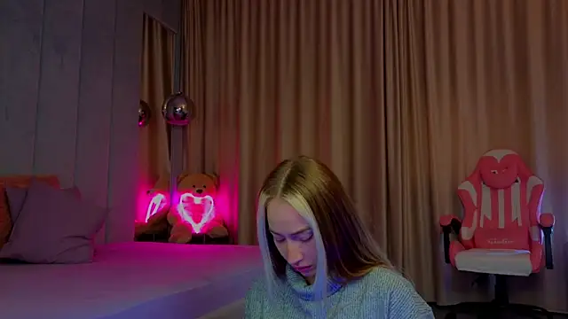 Reina Cummings online show from October 8, 6:18 am