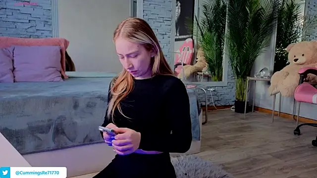 Reina Cummings online show from February 12, 7:43 am