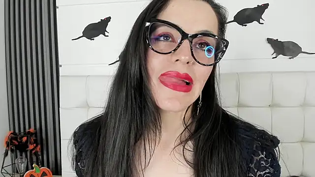 IsisNoir online show from October 25, 8:15 pm