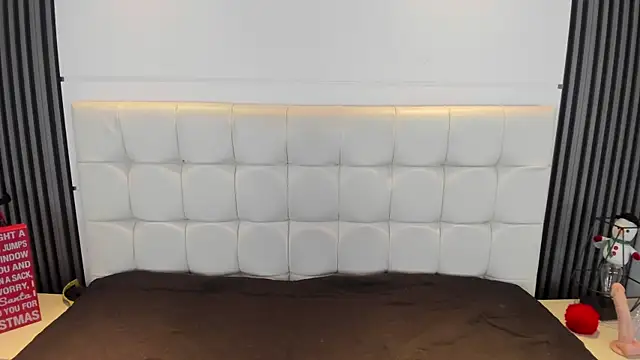 IsisNoir online show from December 1, 7:16 pm