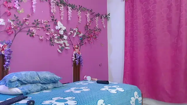 skinnybarbie022 online show from February 5, 1:19 am