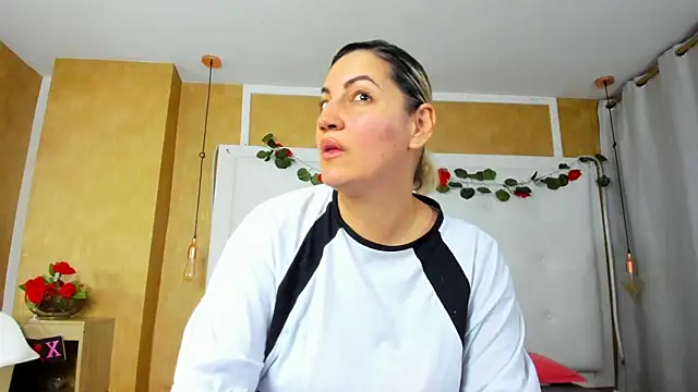 Heidy milf online show from April 27, 7:55 pm