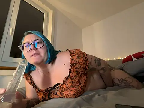 lablonde2025 online show from October 20, 7:50 pm