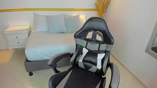 luccia smith online show from October 11, 1:25 pm