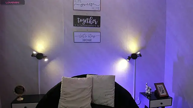 Emilia Bons online show from October 6, 2:12 pm