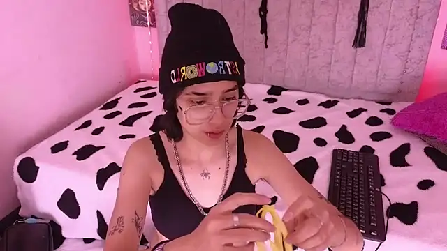 katalinathxandbritney1 online show from September 13, 12:40 am