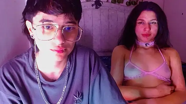 katalinathxandbritney1 online show from December 23, 3:10 am