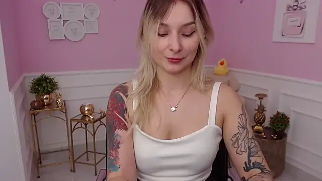 LilFleurish online show from February 18, 8:24 am