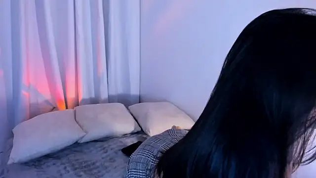 sarah saenz  online show from March 18, 6:29 am