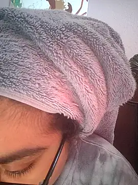 Lovelyrainn online show from November 3, 1:37 pm