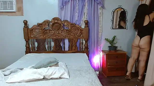 Rebecadiaz13 online show from December 14, 9:31 pm