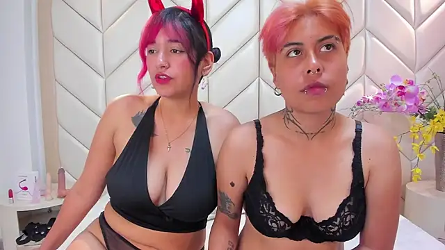 AnnieAndReach online show from December 19, 12:26 am