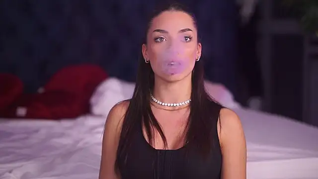 LalaRoze online show from November 5, 8:25 pm