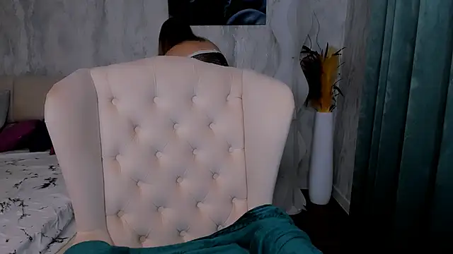 LaurennHill online show from October 19, 12:56 am