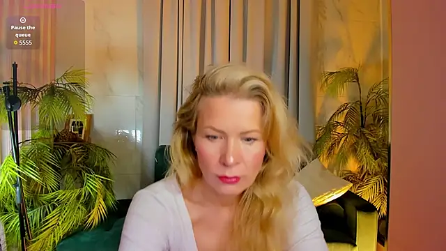 Julia Giulia online show from April 1, 8:37 am