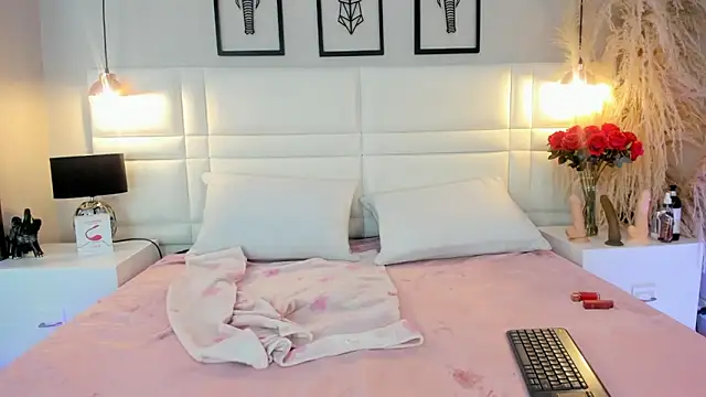 Viollet xoxo online show from October 17, 9:18 pm