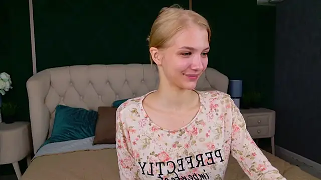 4example Chloe online show from June 2, 5:41 am