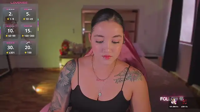 lunaarose online show from November 7, 4:45 pm