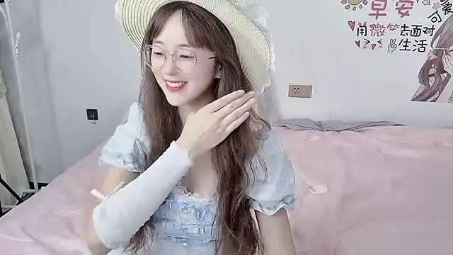 nini a online show from September 19, 1:10 pm