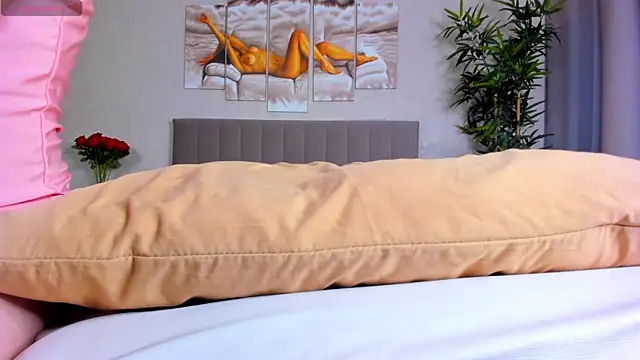 Camilla Kelly online show from April 9, 1:19 am