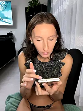 Emilia Mausi online show from December 3, 9:39 pm