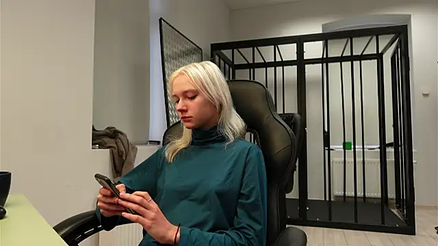 Laura Chaplin online show from September 27, 5:47 am