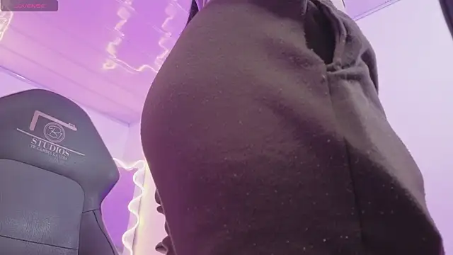 ZURY TAY online show from April 15, 12:06 pm