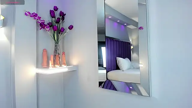 ElaraDusk online show from October 10, 7:02 am