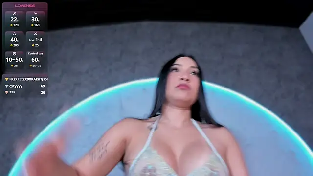 ReinaChloe online show from October 4, 6:01 pm