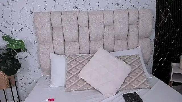 Laura Ivy online show from November 4, 12:43 pm