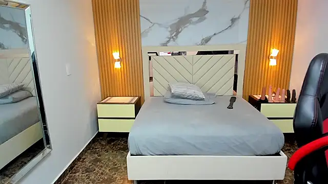 KAROLLJONES1 online show from April 6, 7:37 pm