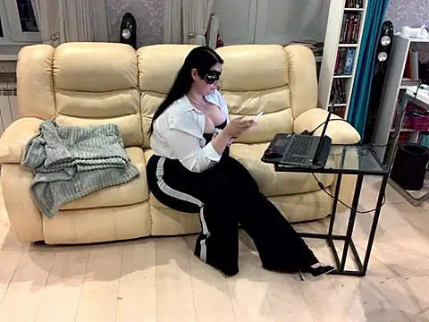 Mami mari online show from June 8, 8:30 pm