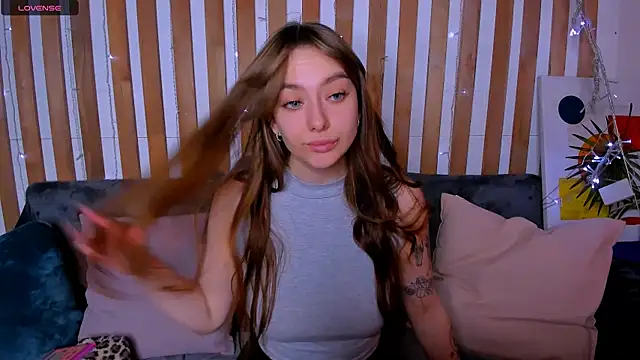 Emily Tylerr online show from December 16, 5:46 am