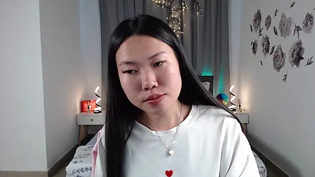 LunaPurrr online show from September 17, 6:33 am