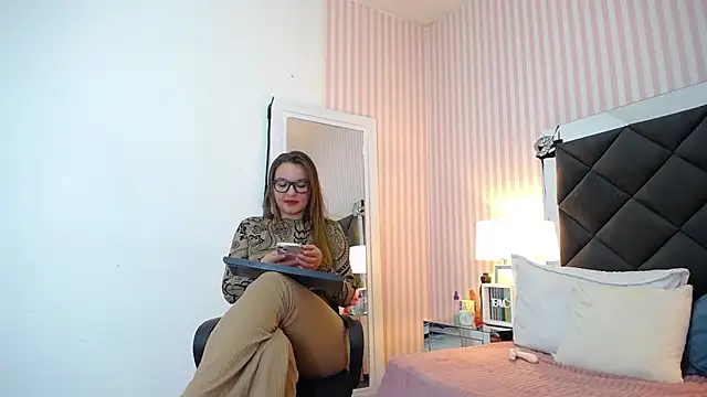 ViictoriaJones  online show from October 16, 2:30 pm