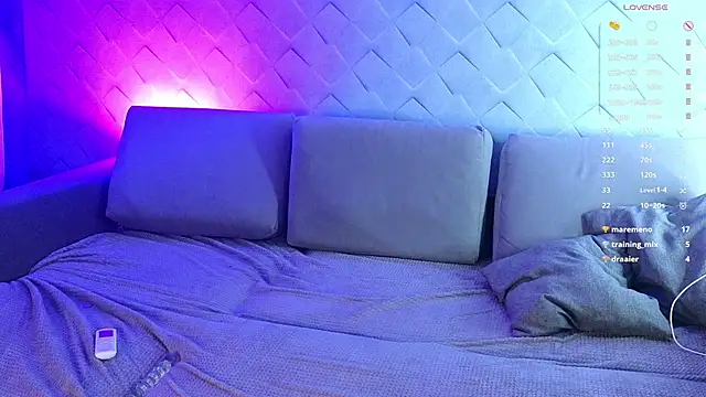 CrimsonBella online show from October 19, 8:00 pm