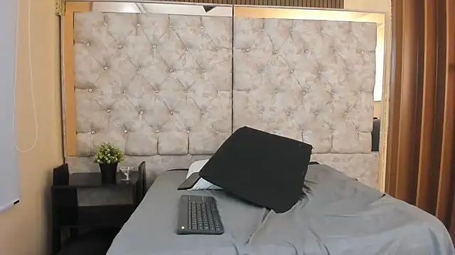 shantall 05 online show from April 7, 7:05 pm