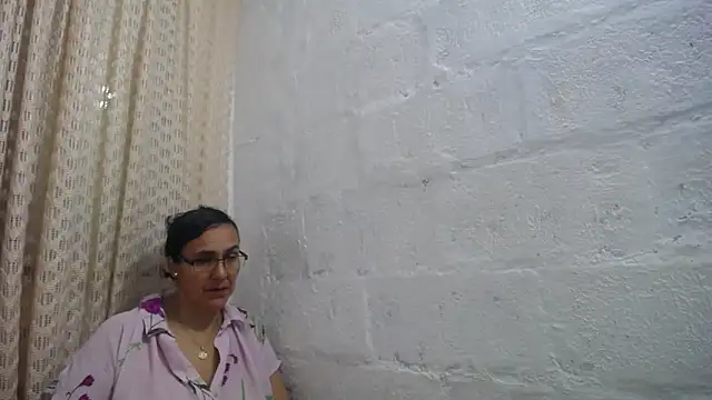 gabbyparker  online show from April 17, 10:28 am