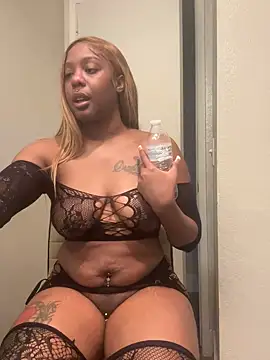 ObsessedWLyla online show from October 26, 11:05 am