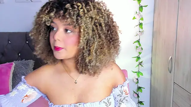 isajonnes18 online show from October 10, 9:09 pm