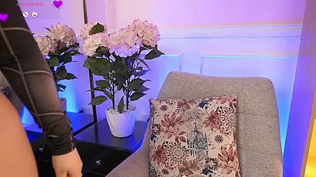 MilaCrave online show from March 25, 1:14 pm