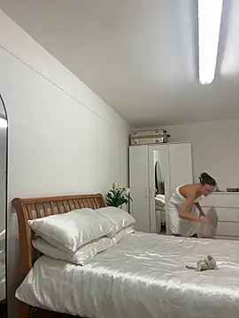 MilaRenee online show from October 10, 6:51 am