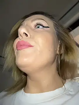 emmasweett11 online show from April 11, 1:59 pm